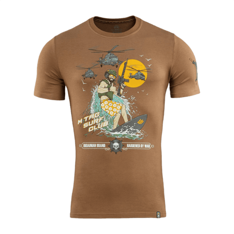 M-Tac T-Shirt Surf Club sotilas surffilaudalla painettuna ruskealle t‑paidalle, innoittajana ukrainalaiset erikoisoperaatiot.