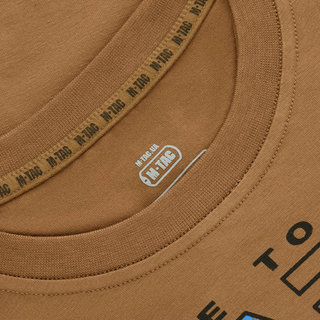 Yksityiskohta M-Tac T-shirt UA Side -paidasta printillä, vaaleanruskea, valmistettu 93% puuvillaa ja 7% elastaania mukavuutta ja kestävyyttä varten