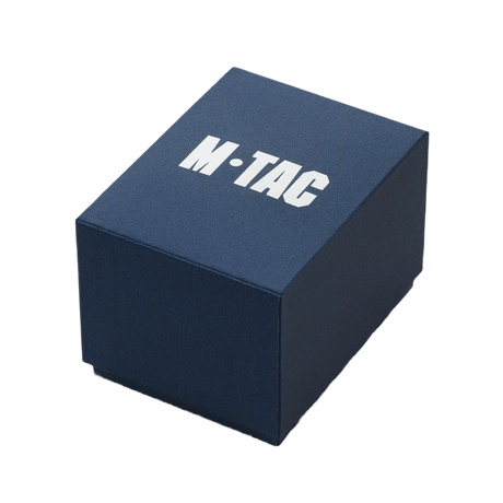 M-Tac Tactical kello 2166 vahvassa sinisessä laatikossa logolla, esitetty ulko- tai arkitaktisessa ympäristössä en