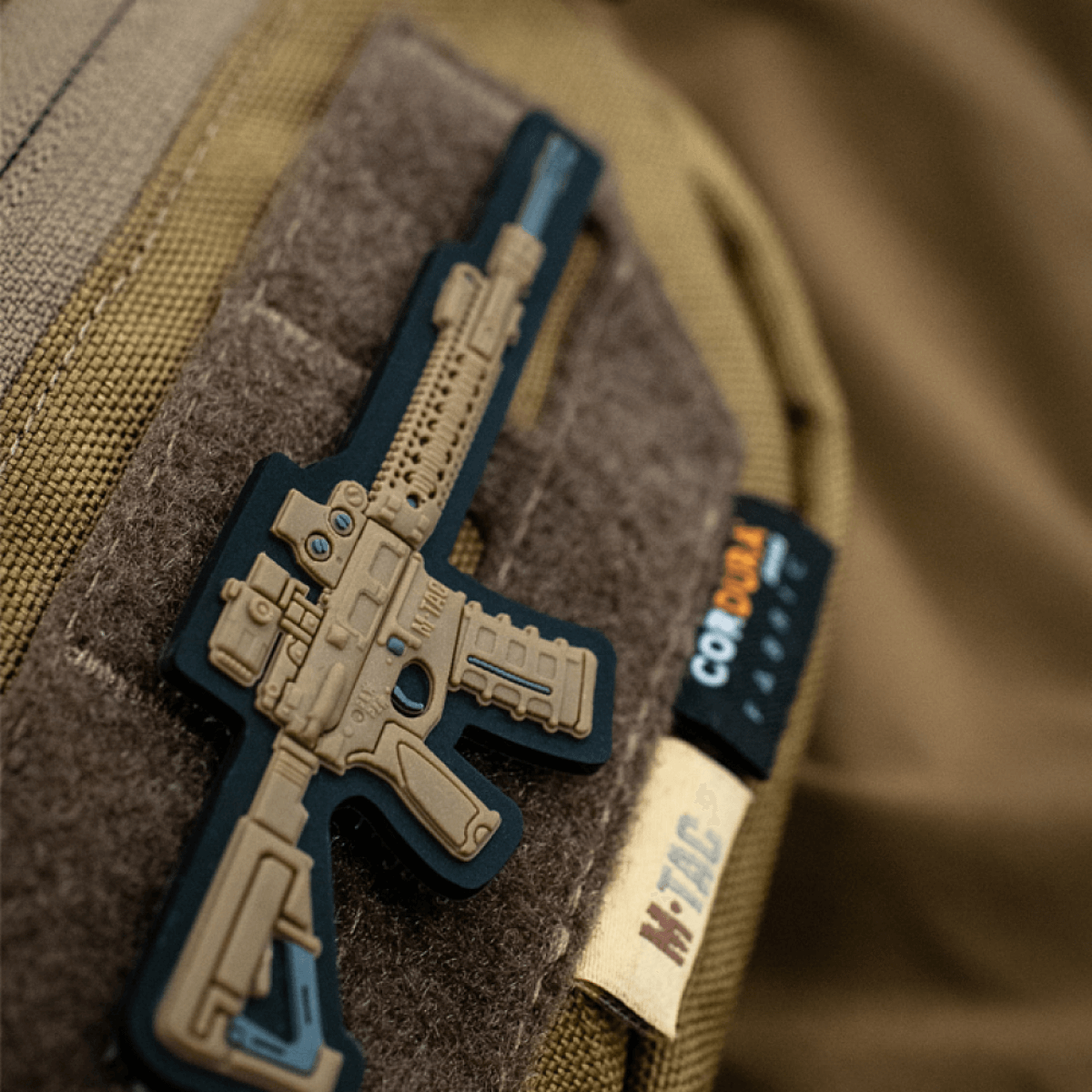 M-Tac AR-15 3D PVC Patch, kiinnitetty reppuun Velcrolla, taktinen moraalimerkki kestävästä PVC:stä AR-15-intoilijoille.