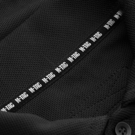 Lähikuva M-Tac Tactical Polo Shirt 65/35:stä M-Tac-logolla, sopii poliisi- ja turvallisuustyöhön, puuvilla/polyesteri mukavuutta varten