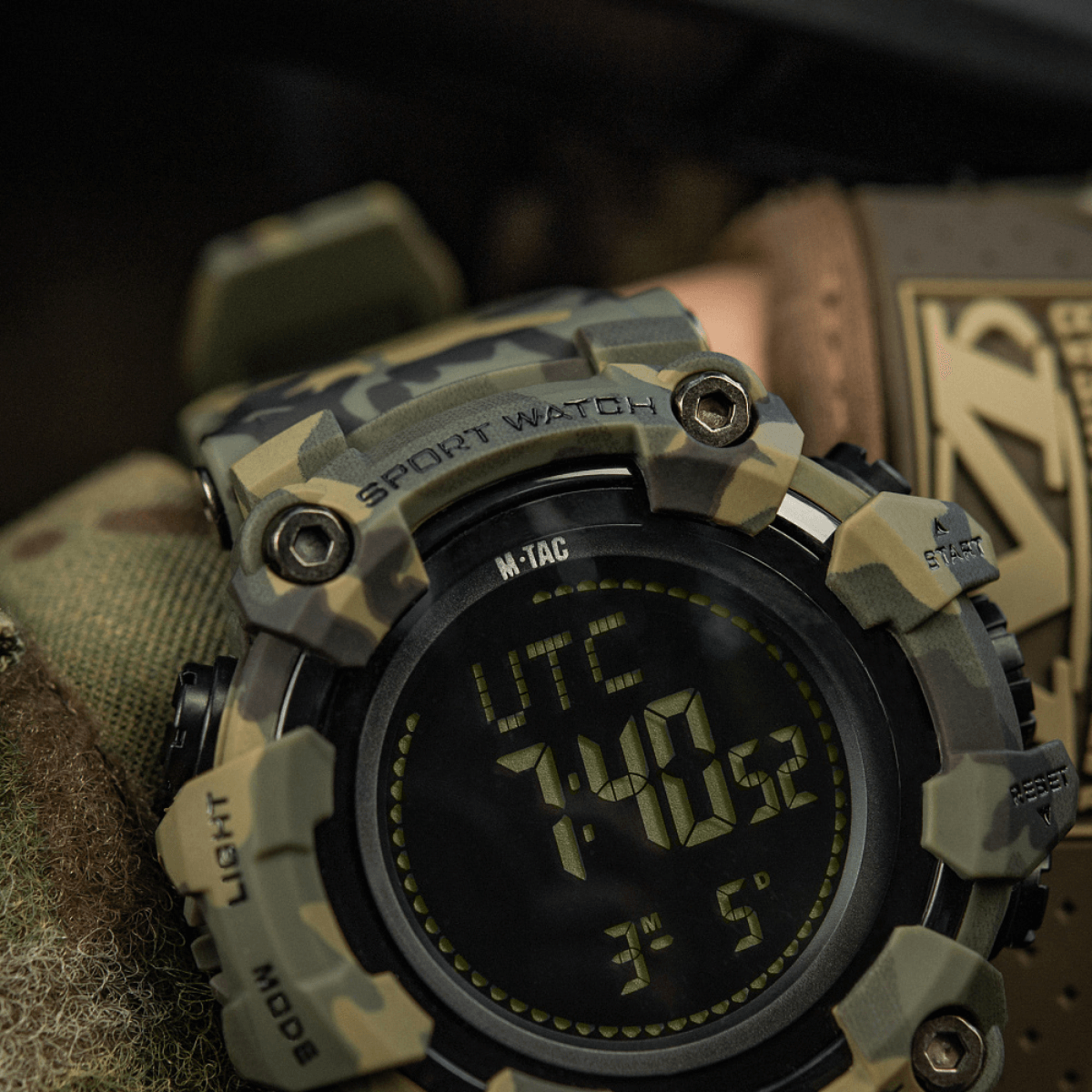 M-Tac Tactical Ur 2037 tukeva maastokuvioinen muotoilu, LED-taustavalo ja toiminnot kuten kompassi ja sekuntikello. Sopii ulko- ja taktiseen käyttöön.