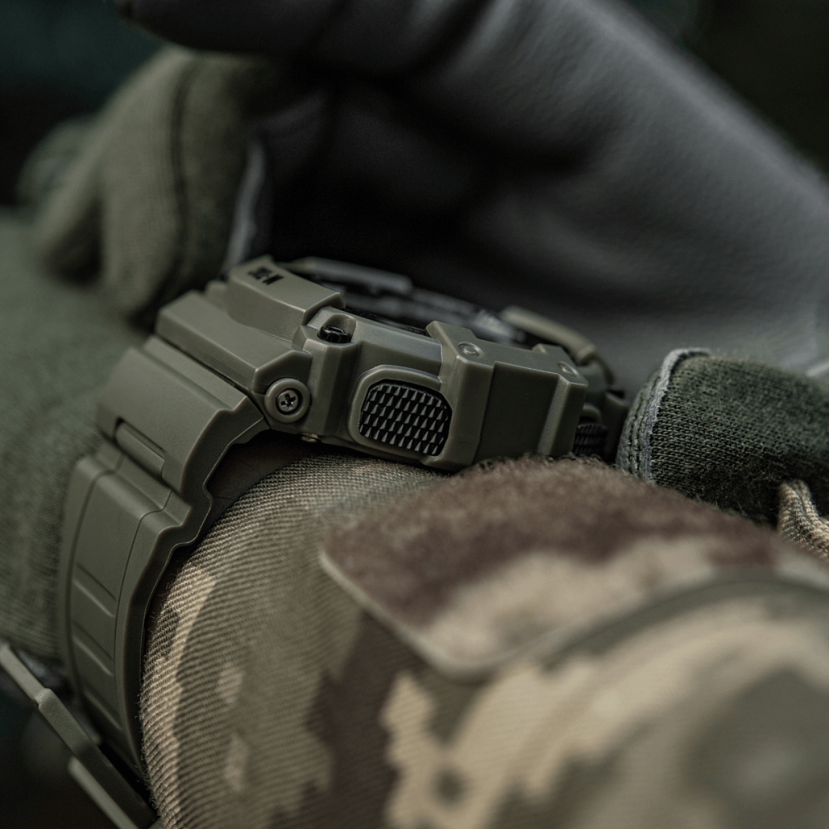 M-Tac Tactical Ur med Kompas 2233 kestävä muotoilu ulko- ja taktiseen käyttöön, kompassi, LED-taustavalo ja hälytykset.