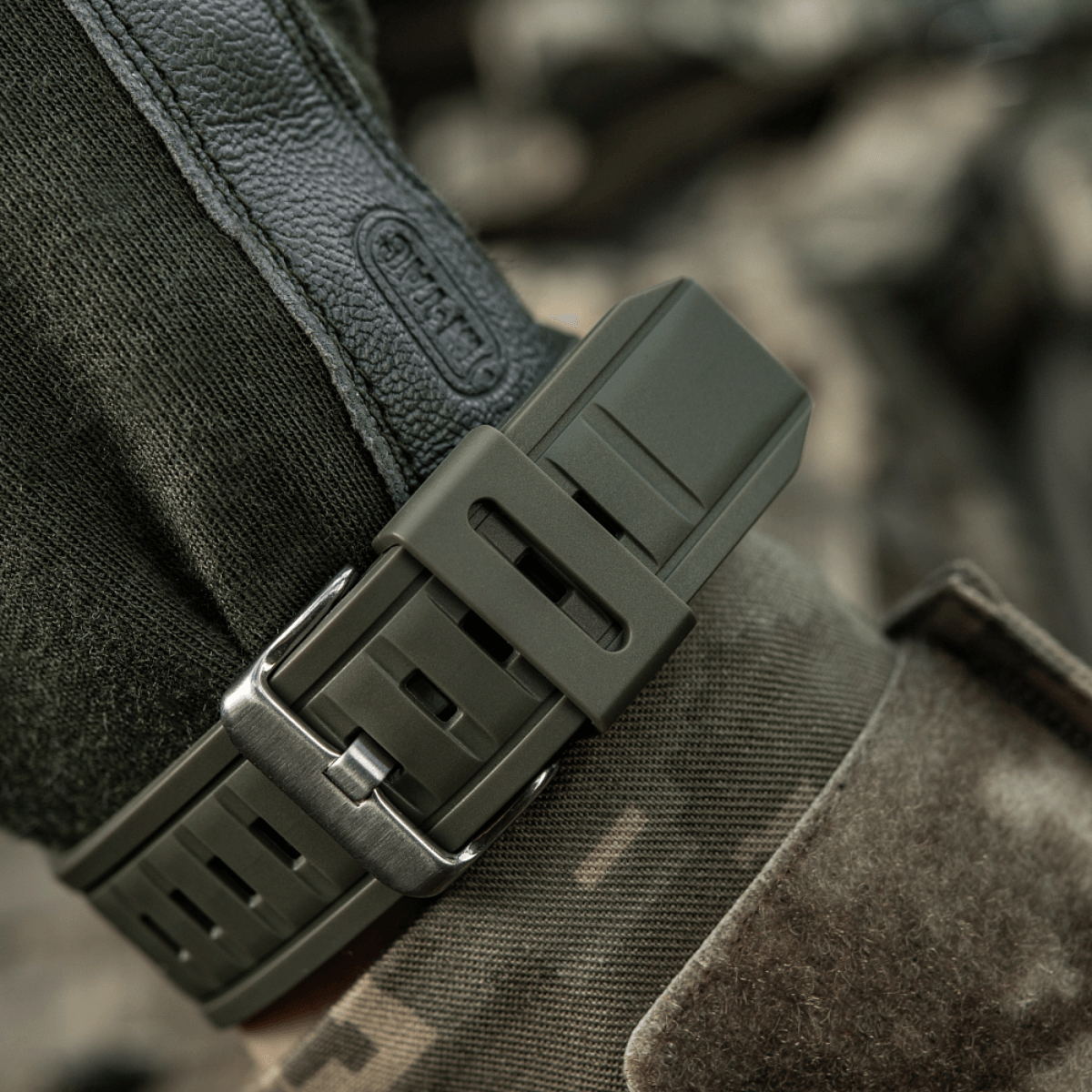M-Tac Tactical Ur med Kompas 2233 ABS-muovissa, sopii ulkoiluun ja taktiseen käyttöön, 5ATM vedenkestävyys.
