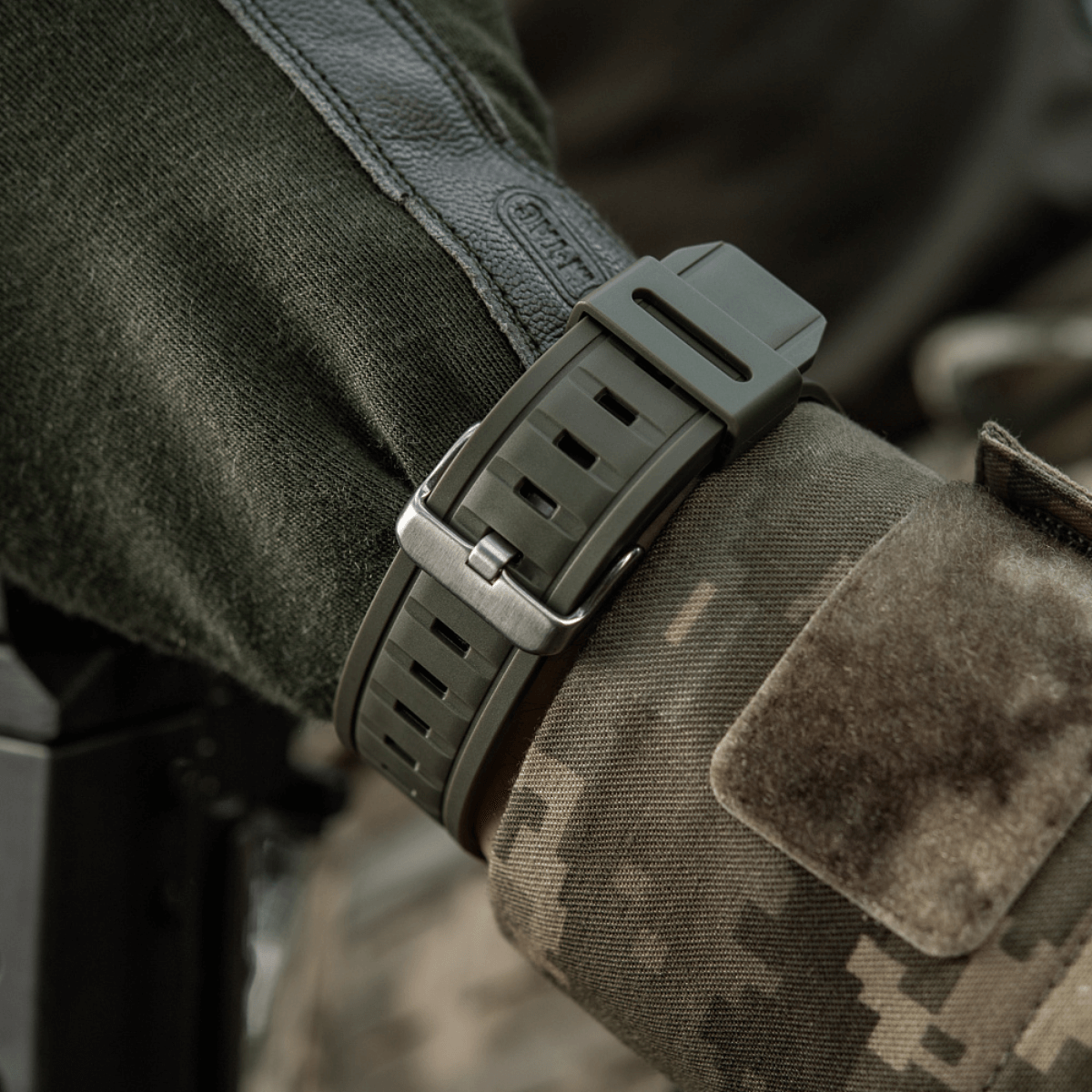 M-Tac Tactical Ur med Kompas 2233 sotilaan ranteessa, kestävä kello taktiseen käyttöön ja ulkoiluun.