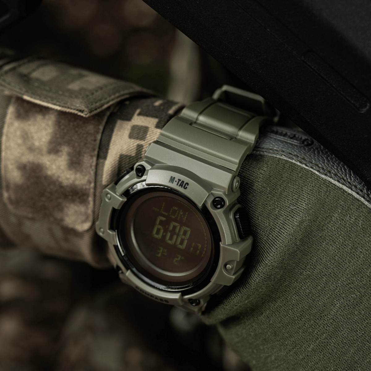 M-Tac Tactical Ur med Kompas 2233 – kestävä kello ulko- ja taktiseen käyttöön, LED ja vedenkestävä muotoilu, sopii päivittäiseen käyttöön.