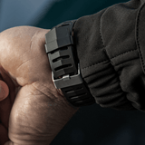 M-Tac Tactical Ur 2147 tukevalla hihnalla, sopii taktiseen käyttöön ja päivittäisiin aktiviteetteihin, korostaa kestävyyttä ja tyyliä.
