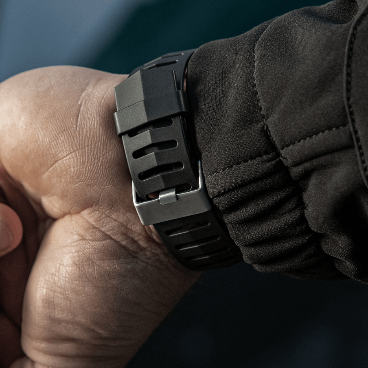 M-Tac Tactical Ur 2147 tukevalla hihnalla, sopii taktiseen käyttöön ja päivittäisiin aktiviteetteihin, korostaa kestävyyttä ja tyyliä.