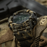 M-Tac Tactical Ur 2037 maastokuvioinnilla, sopii ulko- ja taktiseen käyttöön, 5ATM-vesitiiviys ja LED-taustavalo.