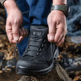 Henkilö solmii Tactical Sneakers Demi-Season – Kevyt ja mukava metsäpolulla, ihanteellinen trekkingiin ja polkujuoksuun, kestävä pohja.