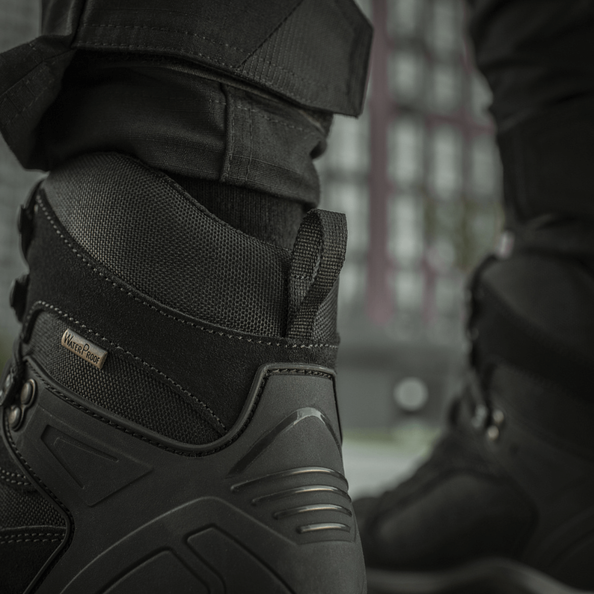 M-Tac Taktiske Demi-Season Støvler Pro Line mustana, kestävä suede- ja Cordura-päällinen, ihanteellinen taktisiin tehtäviin ja ulkoiluun.