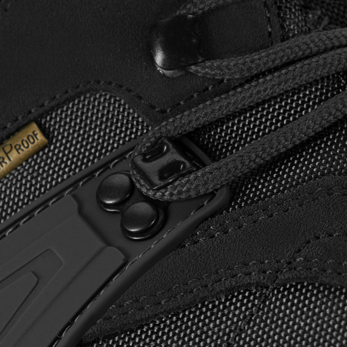 Lähikuva M-Tac Taktiske Demi-Season Støvler Pro Line -kengästä, kestävä suede- ja Cordura-materiaali ja yksityiskohtainen ompelu.