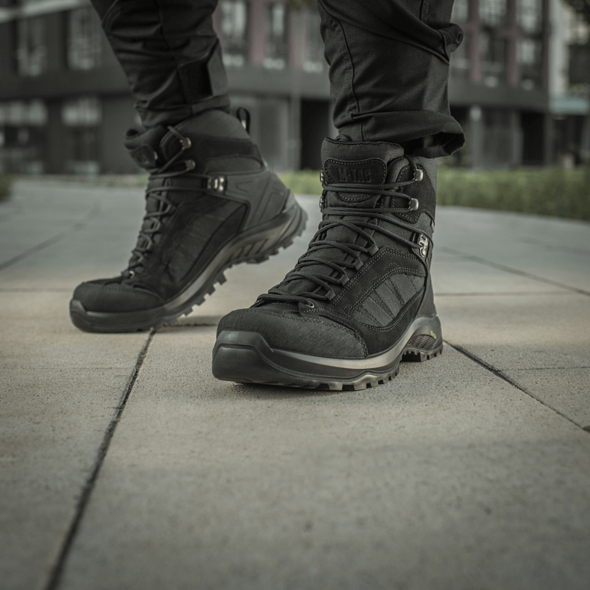 M-Tac Taktiske Demi-Season Støvler Pro Line mustassa designissa, Vibram-pohjalla, täydelliset taktisiin tehtäviin ja ulkoiluun.