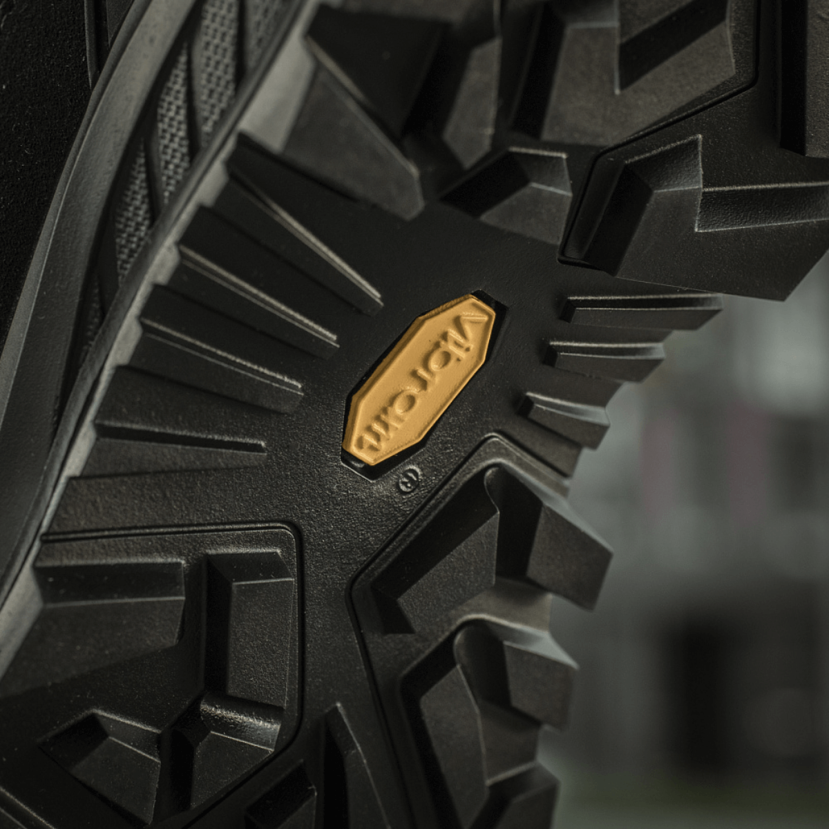 Yksityiskohta Vibram-pohjasta M-Tac Taktiske Demi-Season Støvler Pro Line -kengissä optimaalista pitoa ja vakautta varten.