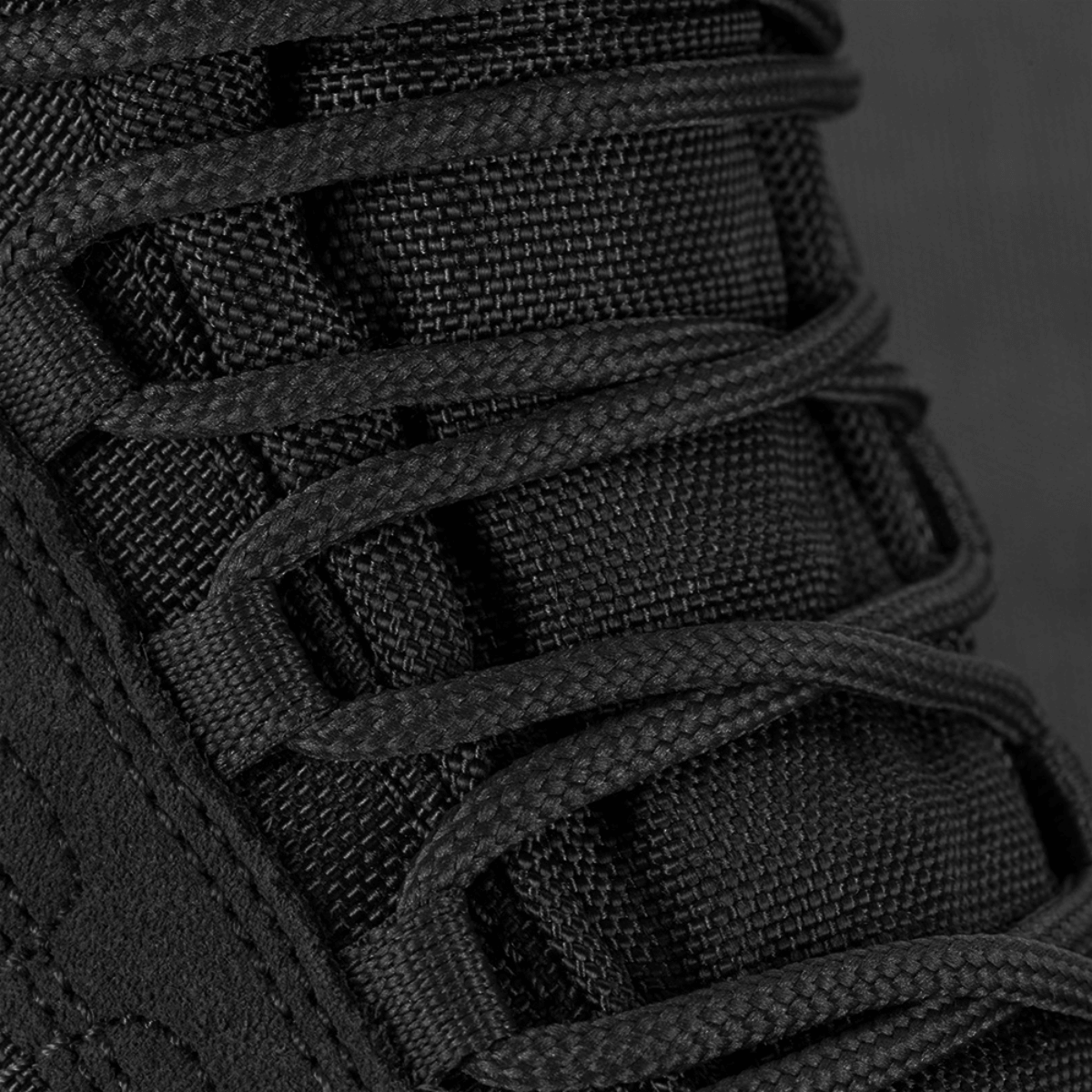 Lähikuva nauhoista M-Tac Taktiske Demi-Season Støvler Pro Line -kengissä, musta Cordura- ja suede-materiaali.