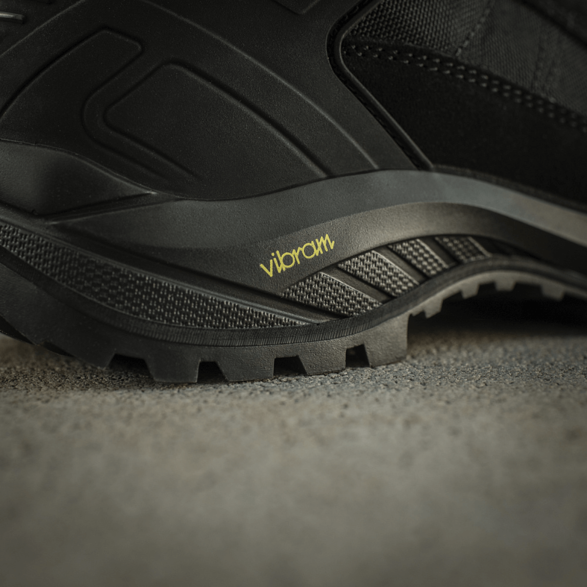 M-Tac Taktiske Demi-Season Støvler Pro Line patentoitu Vibram-pohja tarjoaa optimaalisen pidon ja vakauden kaikilla pinnoilla.