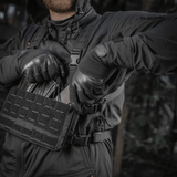 M-Tac Handsker Police Gen.2 käytössä, taktiset käsineet turvallisuuteen ja aseenkäsittelyyn, nahkaa ja synteettistä materiaalia.