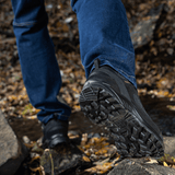 Tactical Sneakers Demi-Season – Kevyt ja mukava trekkingiin, polkujuoksuun ja ulkoiluun, esitetty metsämaastossa.