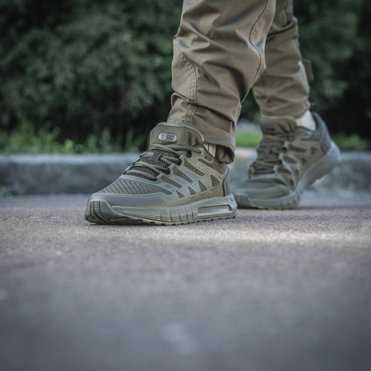 M-Tac Tactical Summer Sport Sneakers en käytössä aurinkoisena päivänä, suunniteltu mukavuuteen ja kestävyyteen, EVA-skum ja gummisål.