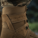 Lähikuva M-Tac taktisten kesäjalkineiden ruskeasta nahasta ja Cordura®-verkosta ulkokäyttöön