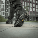 M-Tac Taktiske Demi-Season Støvler Pro Line Vibram-pohjalla taktisiin tehtäviin, näyttää pohjan ja pidon kaupunkiympäristössä.