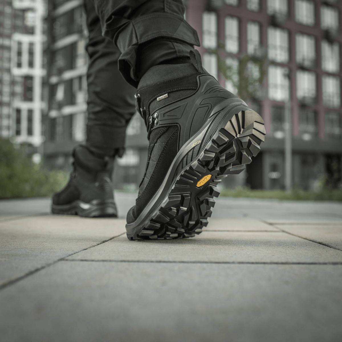 M-Tac Taktiske Demi-Season Støvler Pro Line Vibram-pohjalla taktisiin tehtäviin, näyttää pohjan ja pidon kaupunkiympäristössä.
