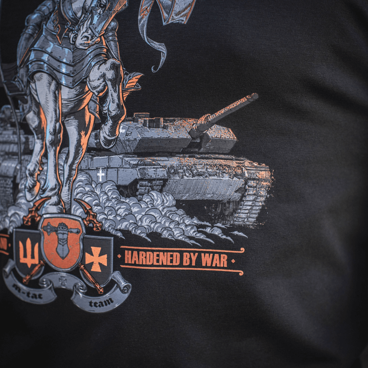 M-Tac T-Shirt Steel Knight, ritari sekä Leopard 2- ja T-72 -tankkien printit, kunnioittamaan Ukrainan puolustusvoimien voimaa.