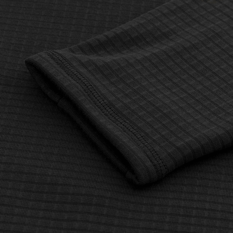 Lähikuva M-Tac Thermal Fleece Trøje Delta Level 2 hihasta resorilla ja polyesterikankaalla kylmiin oloihin.