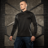 Mies pukeutuneena M-Tac Thermal Fleece Trøje Delta Level 2 mustassa ympäristössä.