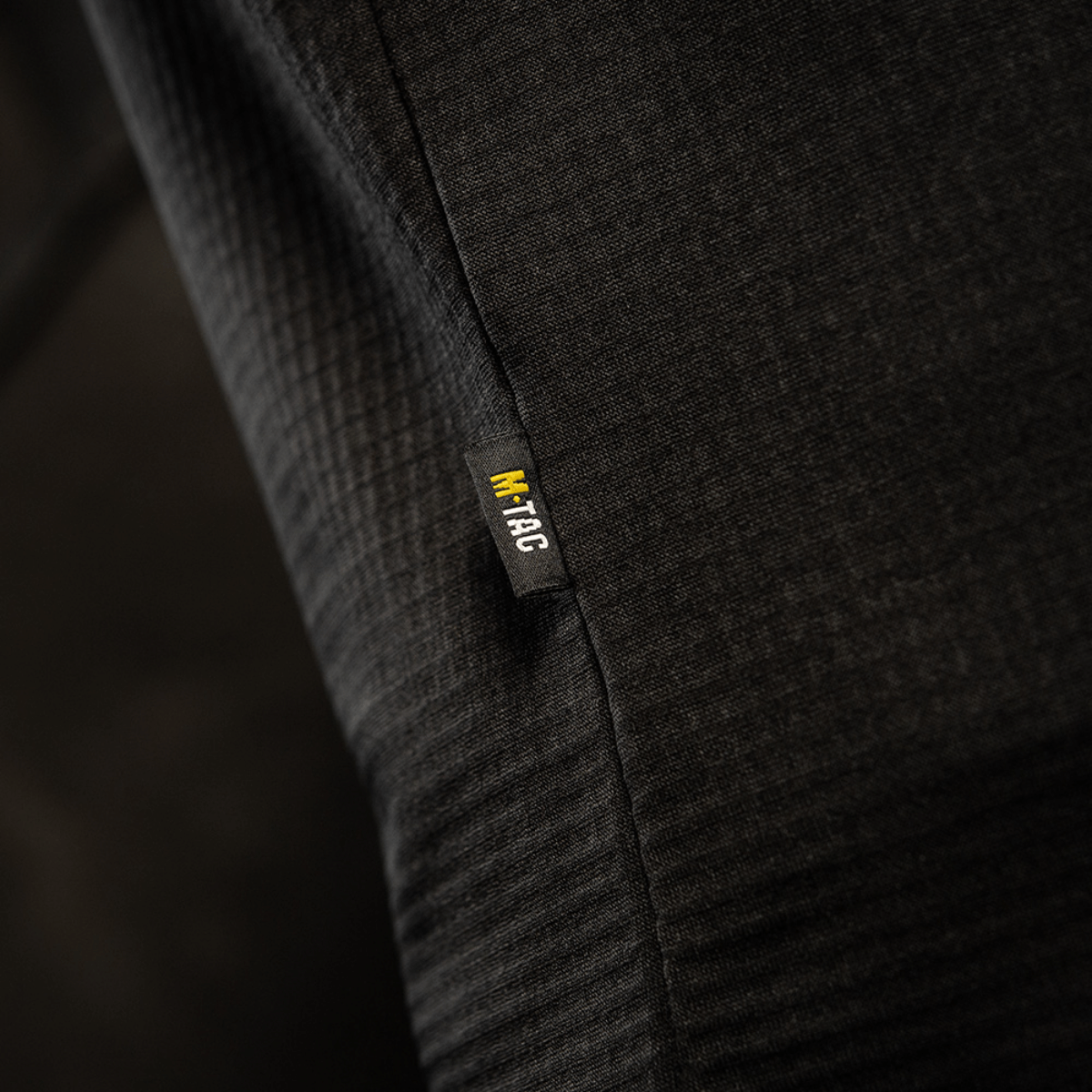 M-Tac Thermal Fleece Trøje Delta Level 2 yksityiskohta merkistä, suunniteltu kylmään ilmastoon 100% polyesteristä YKK-vetoketjuilla.