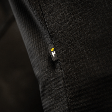 M-Tac Thermal Fleece Trøje Delta Level 2 yksityiskohta merkistä, suunniteltu kylmään ilmastoon 100% polyesteristä YKK-vetoketjuilla.