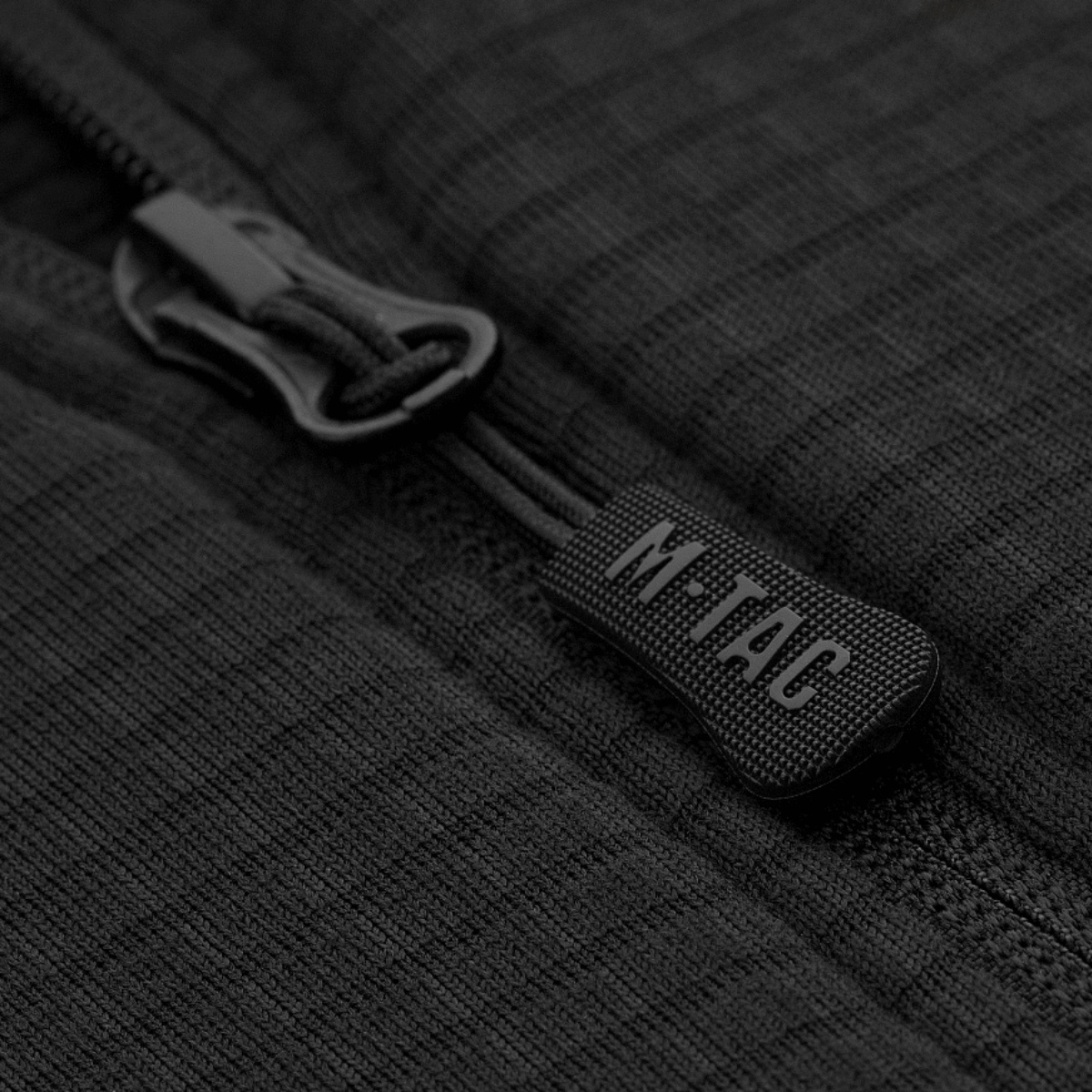 Lähikuva vetoketjusta M-Tac Thermal Fleece Trøje Delta Level 2:ssa, mustaa polyesteriä, YKK-laatuvarmennus kylmään ilmastoon.