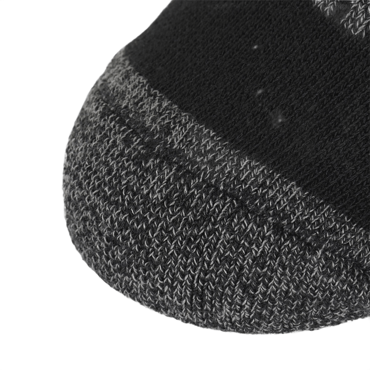 Lähikuva M-Tac Coolmax 75% Pitkistä sukista, keskitys tiukkaan joustavaan resoriin ja lämmönsäätelymateriaaliin.
