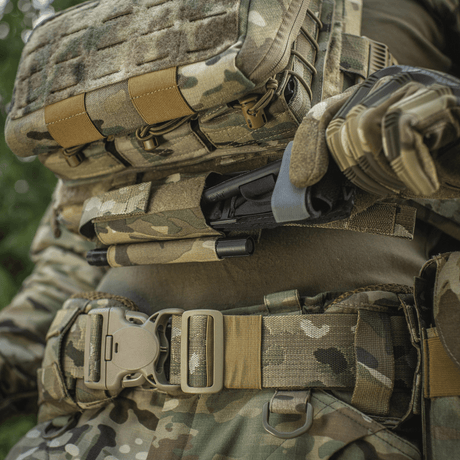 M‑Tac Tourniquet Pouch Elastic Gen.5 käytössä taktisessa varustuksessa kenttäolosuhteissa.