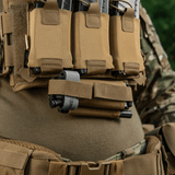M‑Tac Tourniquet Pouch Elastic Gen.5 asennettuna taktiseen varustukseen, esittelee Cordura 500D -materiaalin ja nopean pääsyn suunnittelun.