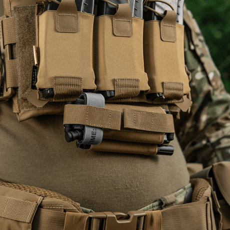 M‑Tac Tourniquet Pouch Elastic Gen.5 asennettuna taktiseen varustukseen, esittelee Cordura 500D -materiaalin ja nopean pääsyn suunnittelun.