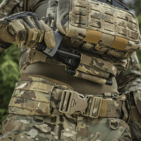 M‑Tac Tourniquet Pouch Elastic Gen.5 asennettuna taktiseen varustukseen camo-kuviossa, helppo pääsy molemmilta puolilta.