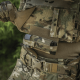 M‑Tac Tourniquet Pouch Elastic Gen.5 asennettuna taktiseen liiviin, CAT-tourniquet Cordura 500D:ssä, nopea pääsy ja luotettava kiinnitys.