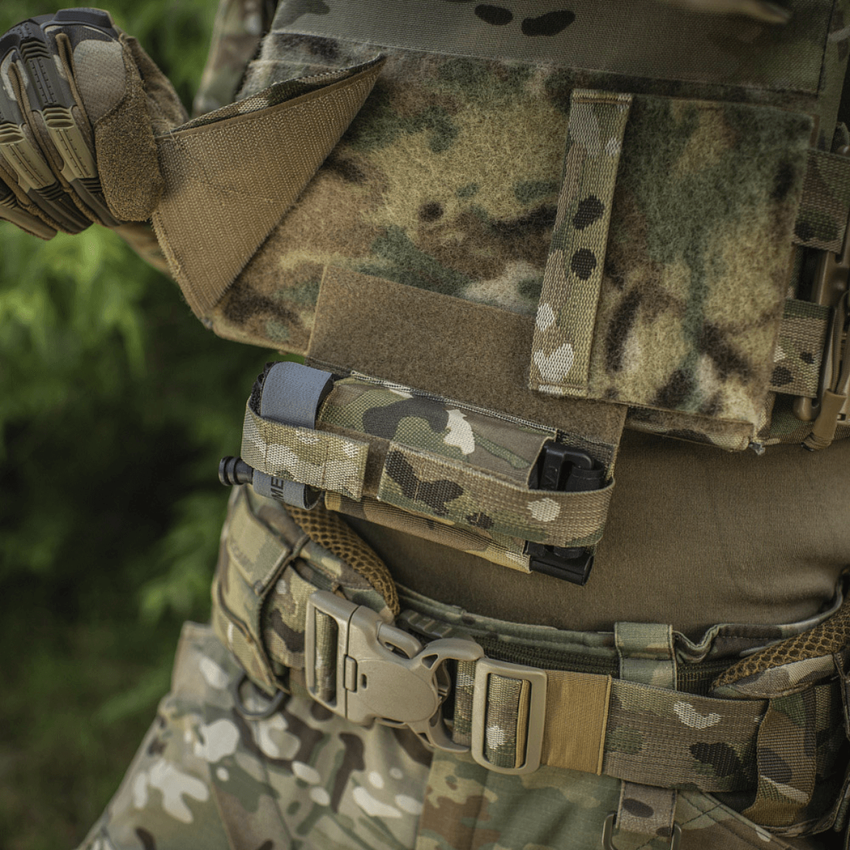 M‑Tac Tourniquet Pouch Elastic Gen.5 asennettuna taktiseen liiviin, CAT-tourniquet Cordura 500D:ssä, nopea pääsy ja luotettava kiinnitys.