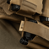 Lähikuva M‑Tac Tourniquet Pouch Elastic Gen.5:stä, jossa elastinen kiinnitys CAT-tourniquetille, käytännöllinen taktiseen käyttöön.