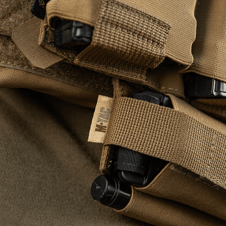 Lähikuva M‑Tac Tourniquet Pouch Elastic Gen.5:stä, jossa elastinen kiinnitys CAT-tourniquetille, käytännöllinen taktiseen käyttöön.