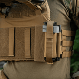 M‑Tac Tourniquet Pouch Elastic Gen.5 kiinnitetty taktiseen liiviin, CAT-tourniquet paikallaan, Cordura 500D -materiaali.