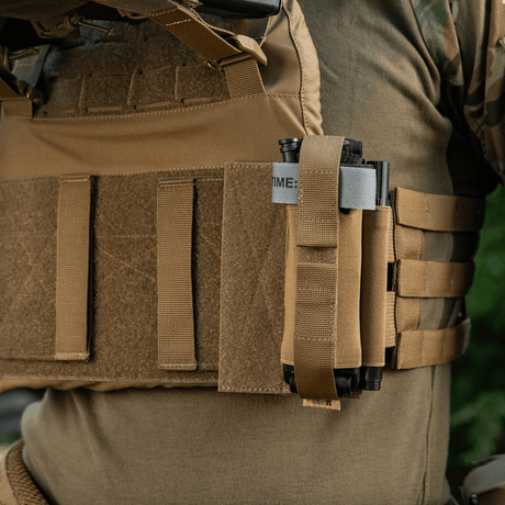 M‑Tac Tourniquet Pouch Elastic Gen.5 kiinnitetty taktiseen liiviin, CAT-tourniquet paikallaan, Cordura 500D -materiaali.