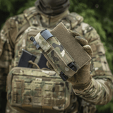 M‑Tac Tourniquet Pouch Elastic Gen.5 käytössä taktisessa varustuksessa, nopea pääsy ja turvallinen kiinnitys Cordura 500D -materiaalissa.