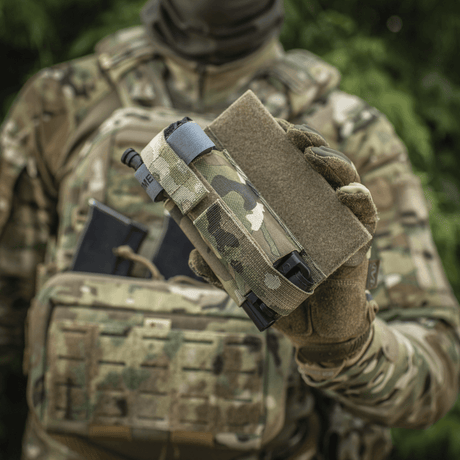 M‑Tac Tourniquet Pouch Elastic Gen.5 käytössä taktisessa varustuksessa, nopea pääsy ja turvallinen kiinnitys Cordura 500D -materiaalissa.