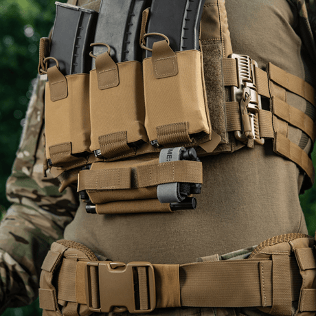 M‑Tac Tourniquet Pouch Elastic Gen.5 asennettuna taktiseen liiviin. Kätevä CAT-tourniquetin säilytys, Cordura 500D. Nopeaa pääsyä.