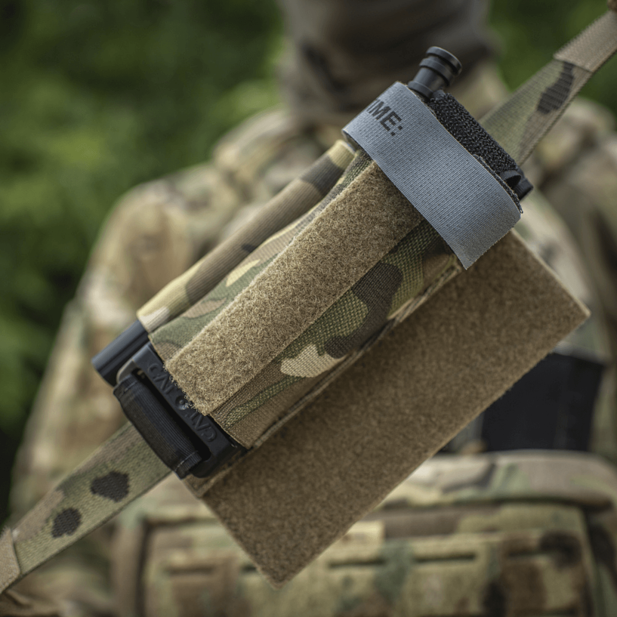 M‑Tac Tourniquet Pouch Elastic Gen.5 taktisessa varustuksessa, elastisilla nauhoilla ja velcrolla, sopiva CAT-tourniquetille, Cordura 500D -materiaali.