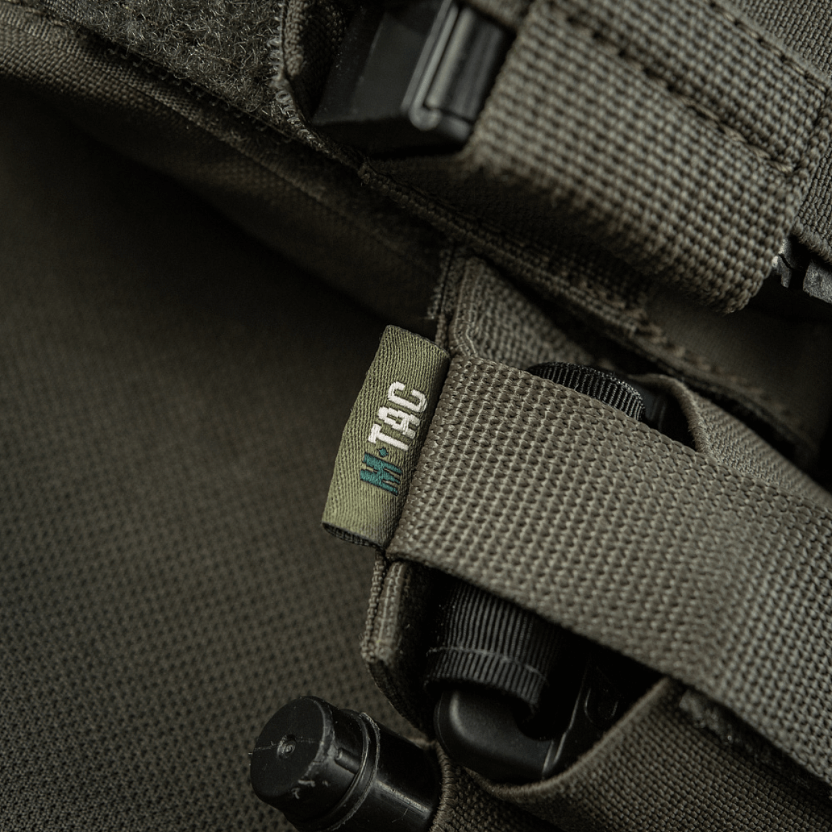 Lähikuva M‑Tac Tourniquet Pouch Elastic Gen.5:stä Cordura 500D:ssä elastisella nauhalla ja velcro-lukolla, sopii CAT tourniquetille