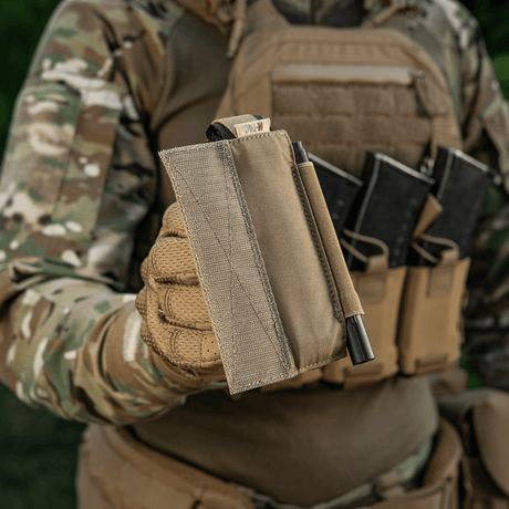 M‑Tac Tourniquet Pouch Elastic Gen.5 sotilaan taktisessa varustuksessa, esittelee Cordura-materiaalin ja käytännöllisen muotoilun CAT-tourniquetille.