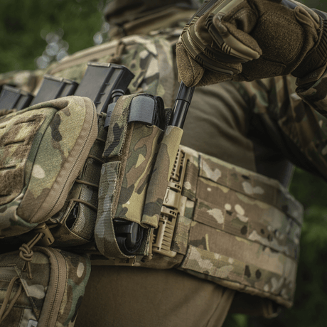 M‑Tac Tourniquet Pouch Elastic Gen.5 asennettuna taktiseen varustukseen camo-kuviossa.
